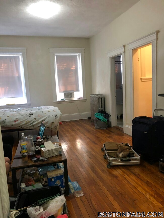 1334 Commonwealth Ave, Unit 4 in Boston, MA - Building Photo - Building Photo