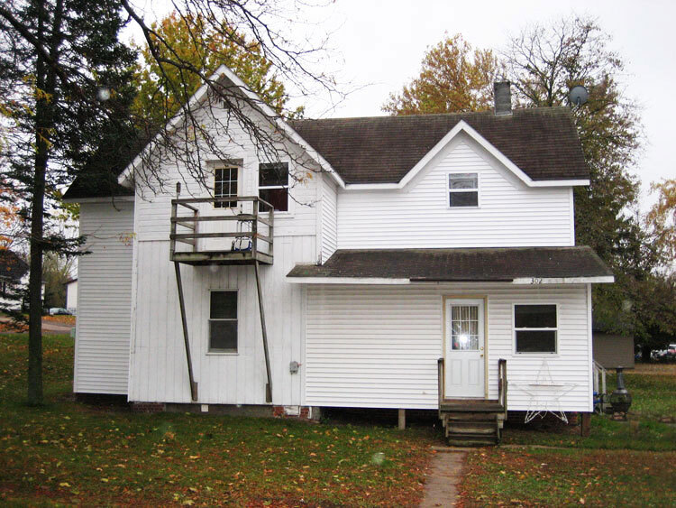 302 3rd Ave, west, Unit Upper in Menomonie, WI - Foto de edificio