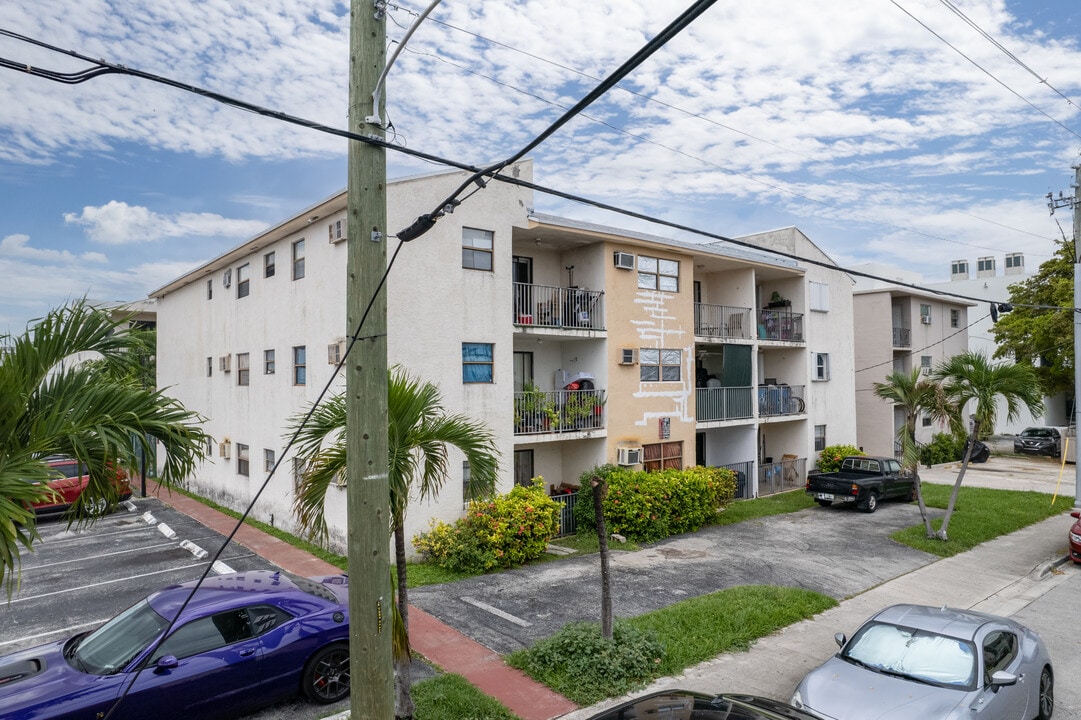 Guernica Condominium in Miami, FL - Building Photo