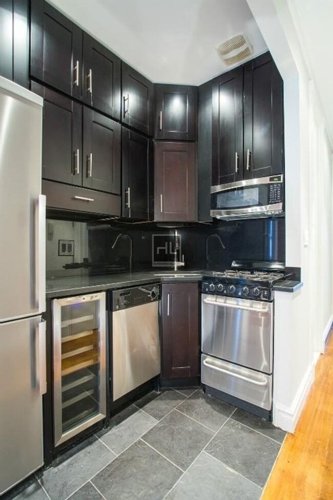 E 1ST ST. in New York, NY - Building Photo - Building Photo