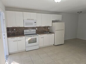 2401 Van Buren St in Hollywood, FL - Building Photo - Building Photo