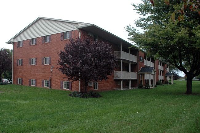 Almont Terrace in Boyertown, PA - Building Photo - Building Photo