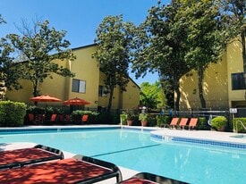 Ravello Apartments in Sacramento, CA - Building Photo