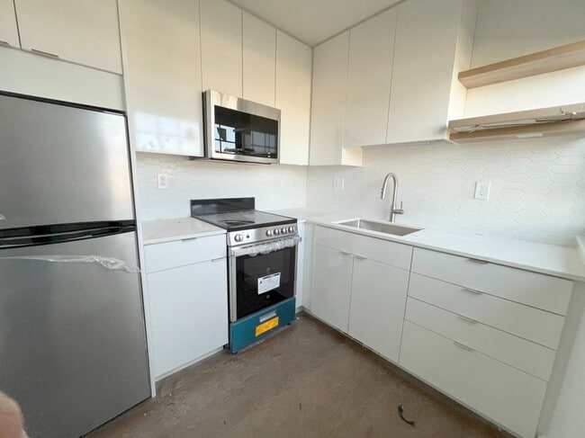 1218 Massachusetts Ave, Unit 318 in Cambridge, MA - Building Photo - Building Photo