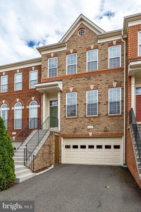 22050 Dilworth Square in Broadlands, VA - Building Photo