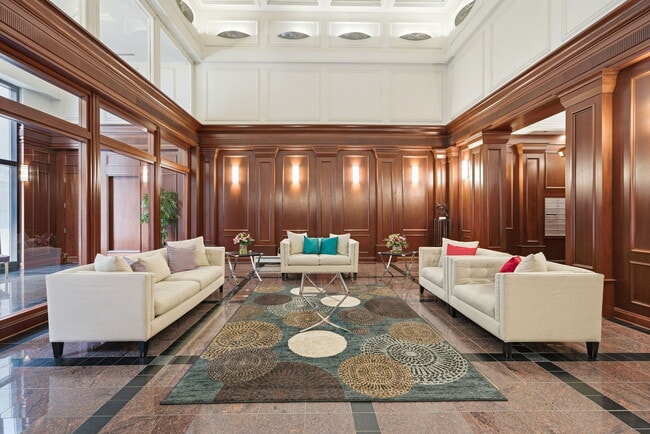 212 W Washington St in Chicago, IL - Building Photo - Building Photo