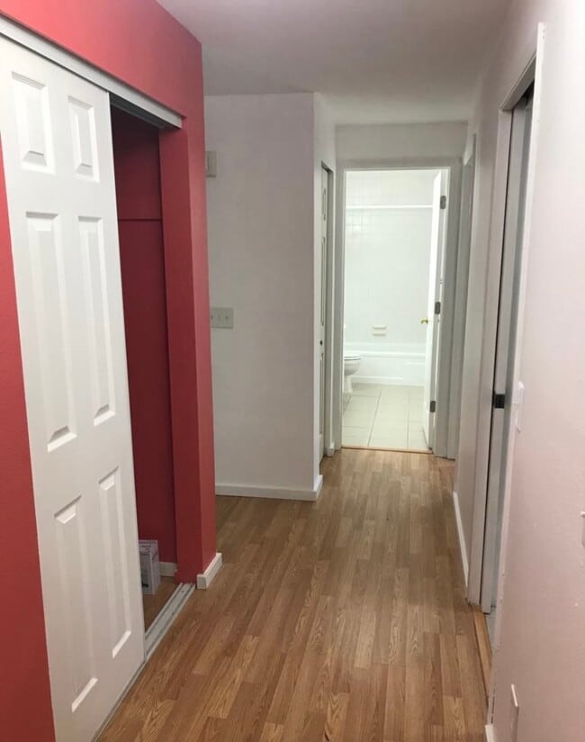 15617 NE 18th St in Bellevue, WA - Foto de edificio - Building Photo