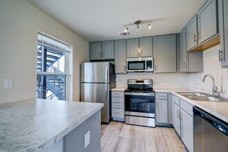 155 Plez Morgan in Montgomery, TX - Foto de edificio - Building Photo