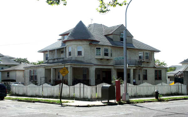 3815 Sea Gate Ave in Brooklyn, NY - Building Photo