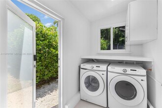741 NE 87th St in El Portal, FL - Foto de edificio - Building Photo