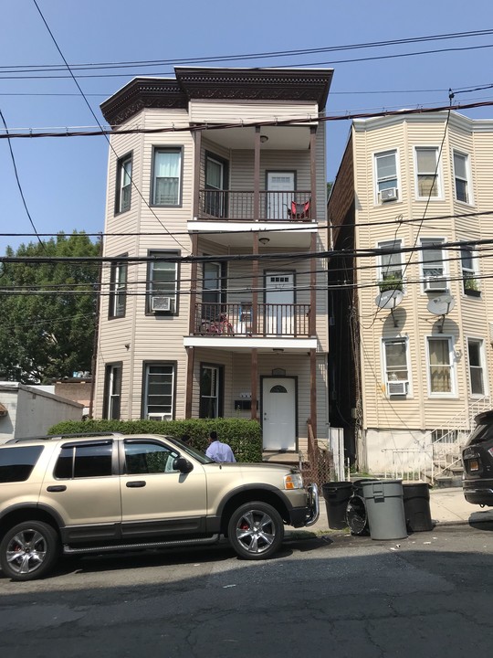 71 Maple St in Yonkers, NY - Building Photo