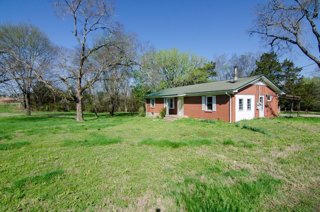 320 Bear Creek Pike in Columbia, TN - Building Photo