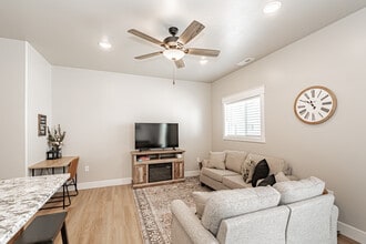 380 S 3rd W, Unit 402 in Rigby, ID - Foto de edificio - Building Photo