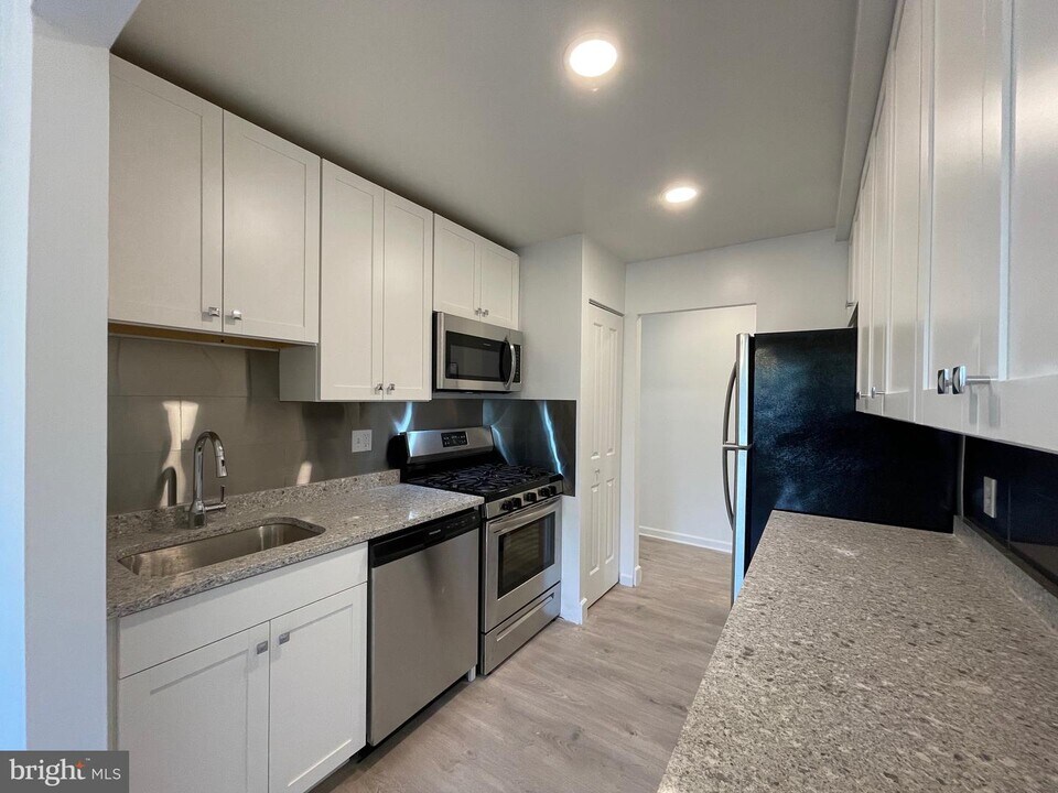 1921 Wilson Ln-Unit -T3 in McLean, VA - Building Photo