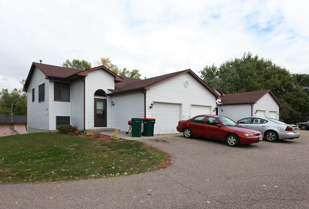 1320-1330 S Main St in River Falls, WI - Building Photo