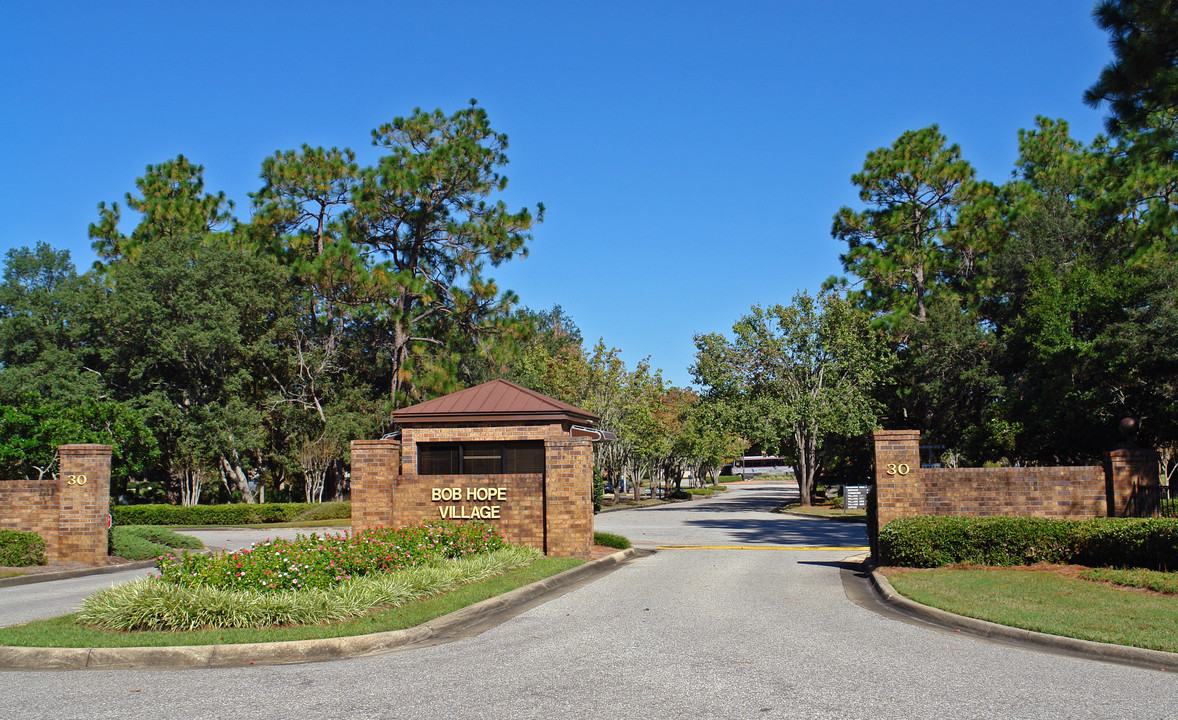 Bob Hope Village in Shalimar, FL - Foto de edificio