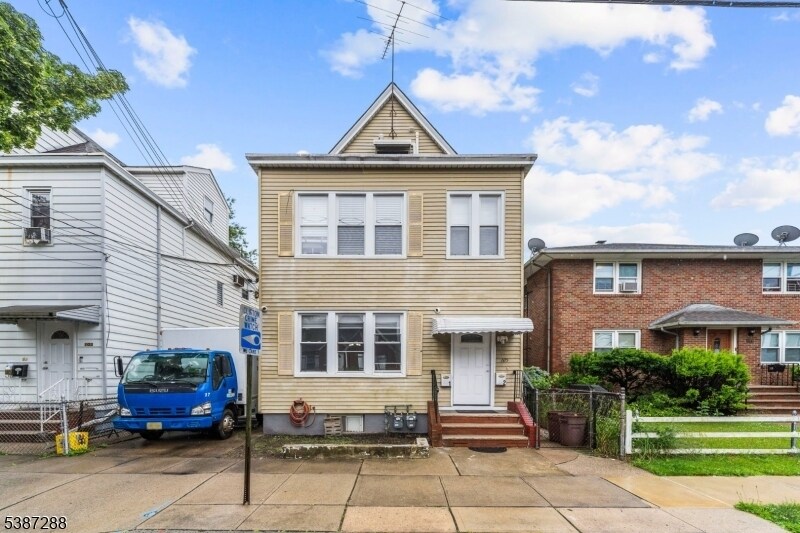 105 Van Riper Ave in Clifton, NJ - Building Photo