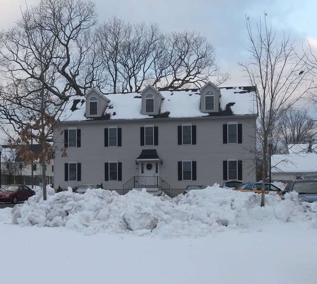 Oakwood Apartments in Kingston, NY - Foto de edificio - Building Photo