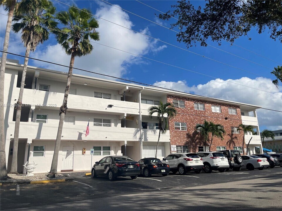 941 NE 170th St in Miami, FL - Building Photo