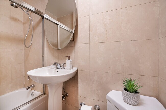234 W 73rd St in New York, NY - Building Photo - Building Photo