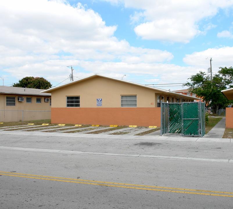 53-61 W 25th St in Hialeah, FL - Building Photo