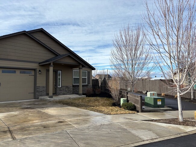 2596 NW Hemlock Wy in Redmond, OR - Building Photo - Building Photo