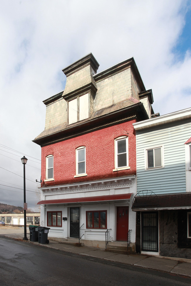 51 Elm St in Hoosick Falls, NY - Building Photo - Building Photo