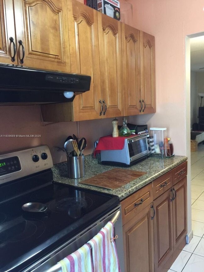 19000 NE 3rd Ct in Miami, FL - Building Photo - Building Photo