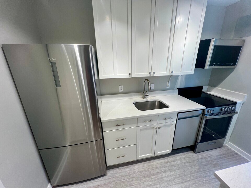 17 Auburn Ct, Unit C in Alexandria, VA - Building Photo