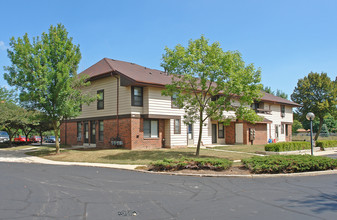 Oakes Village in Racine, WI - Building Photo - Building Photo