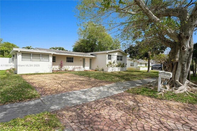 1081 NE 179th St in North Miami Beach, FL - Building Photo - Building Photo