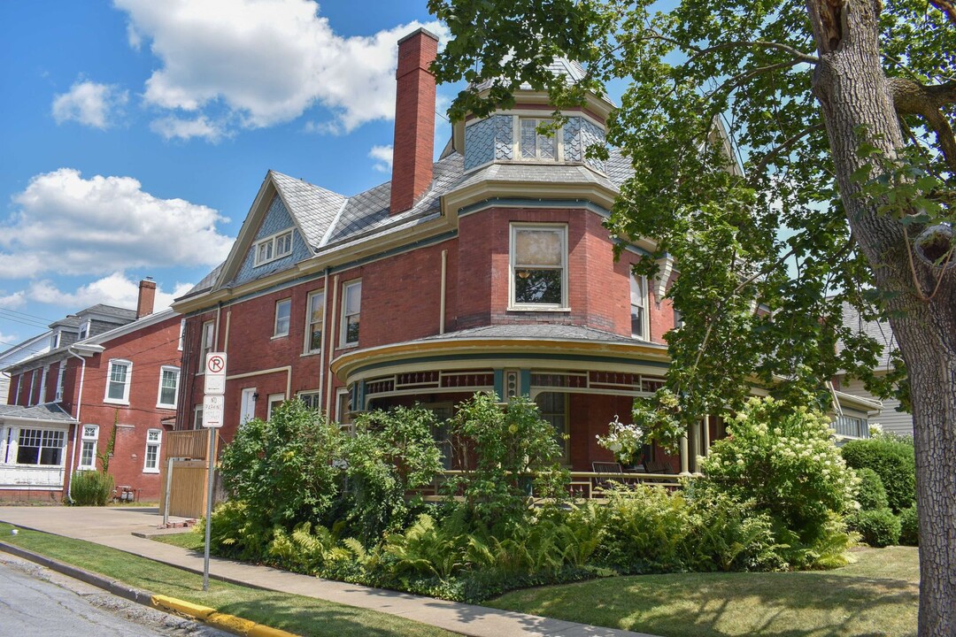 121 W Church St in Lock Haven, PA - Foto de edificio