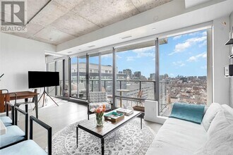 111 Bathurst St in Toronto, ON - Building Photo - Building Photo