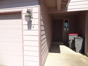 102-106 Rice Ln in Amity, OR - Building Photo - Building Photo