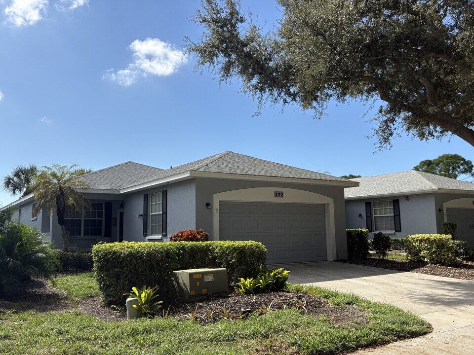 322 Greenwood Lake Dr in Venice, FL - Building Photo