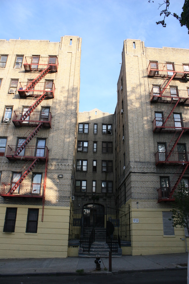 1645 Grand Ave in Bronx, NY - Foto de edificio - Building Photo