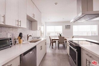 1009 N Edinburgh Ave-Unit -5 in West Hollywood, CA - Building Photo - Building Photo