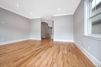 113 Gainsborg Ave E in Harrison, NY - Building Photo - Building Photo