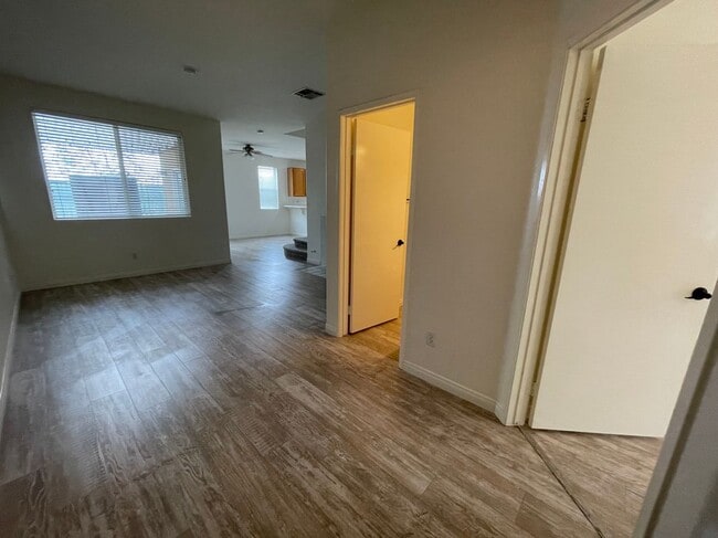 2300 Jeans Ct in Signal Hill, CA - Building Photo - Building Photo