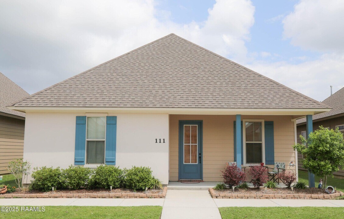 111 Pettigrove Dr in Youngsville, LA - Building Photo