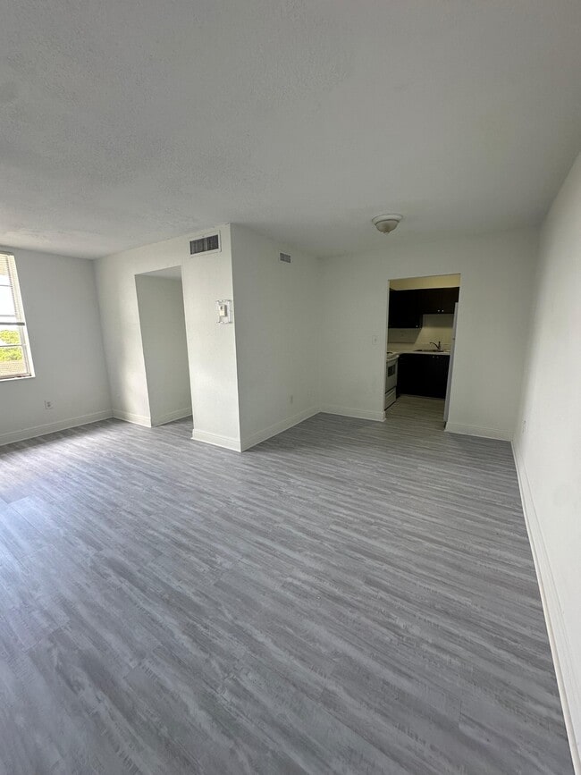1825 W 56th St in Hialeah, FL - Building Photo - Building Photo