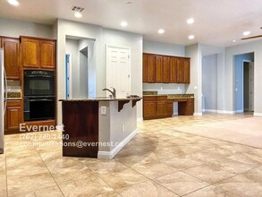 8225 Broad Peak Dr in Las Vegas, NV - Foto de edificio - Building Photo