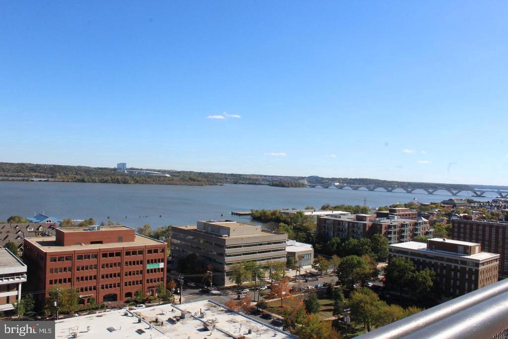 801 N Pitt St in Alexandria, VA - Building Photo