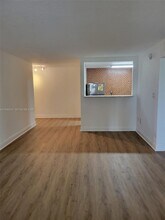 1800 Sans Souci Blvd in North Miami, FL - Foto de edificio - Building Photo