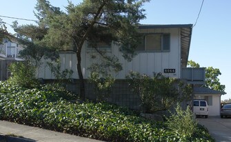 8066 Greenridge Dr in Oakland, CA - Building Photo