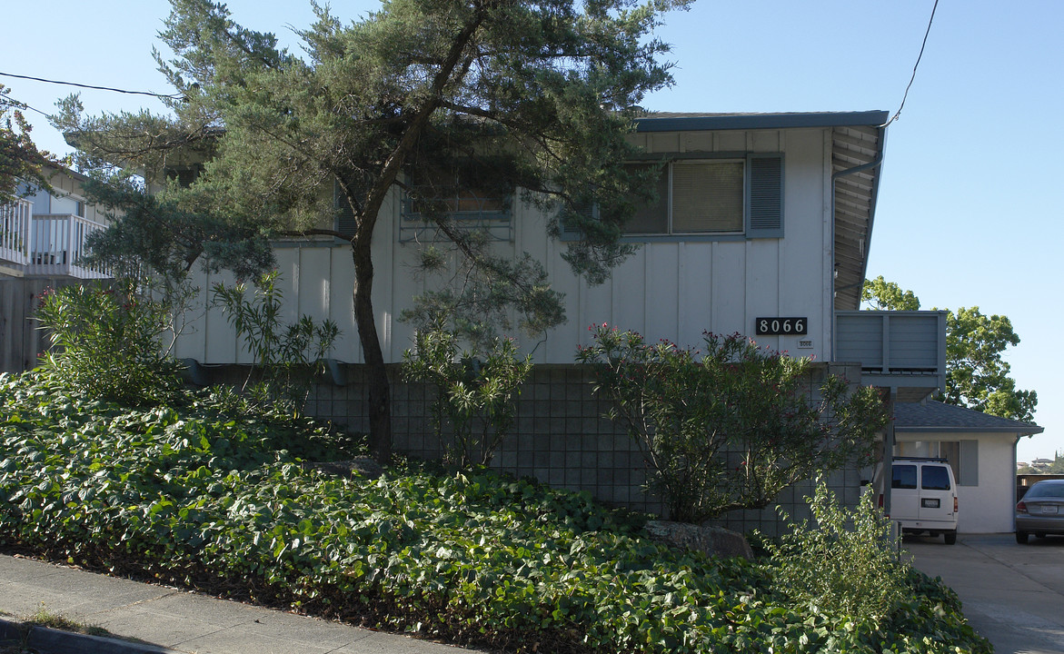 8066 Greenridge Dr in Oakland, CA - Building Photo