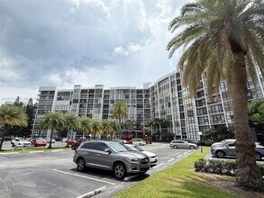 800 Parkview Dr in Hallandale Beach, FL - Building Photo - Building Photo