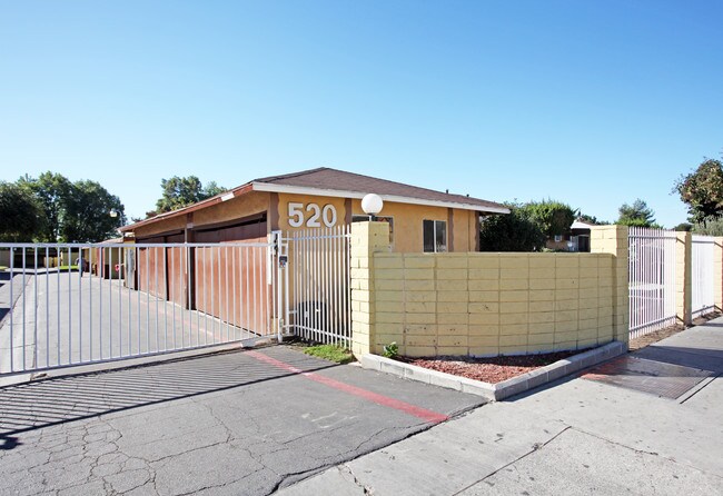 Howard Garden in Azusa, CA - Foto de edificio - Building Photo