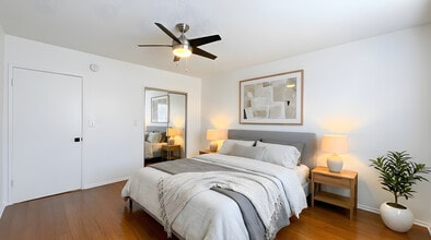 445 E Magnolia Blvd in Burbank, CA - Building Photo - Building Photo