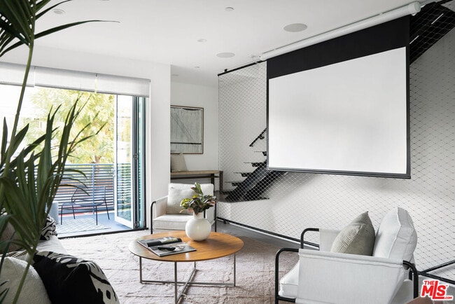 927 Hyperion Ave in Los Angeles, CA - Building Photo - Building Photo